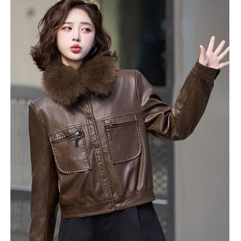 Damenmode Kurze PU-Lederjacke Winter Verdickter Warmer Mantel mit Kunstfellkragen Knopfverschluss