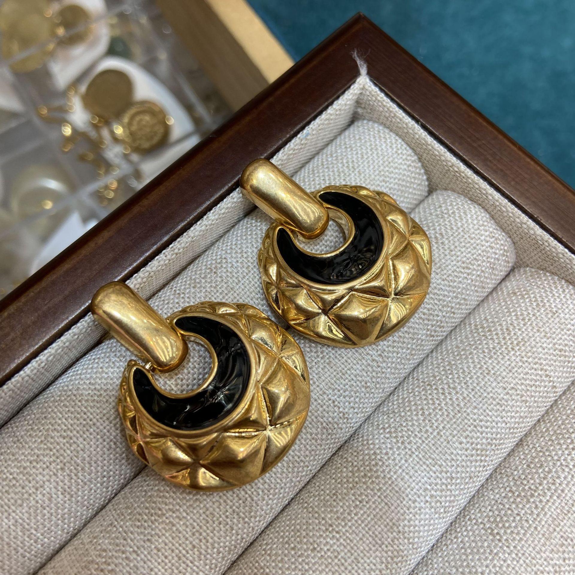 

Высококачественные серьги женские ретро темпераментные черные масляные серьги в форме ромба легкие роскошные универсальные серьги нишевого дизайна