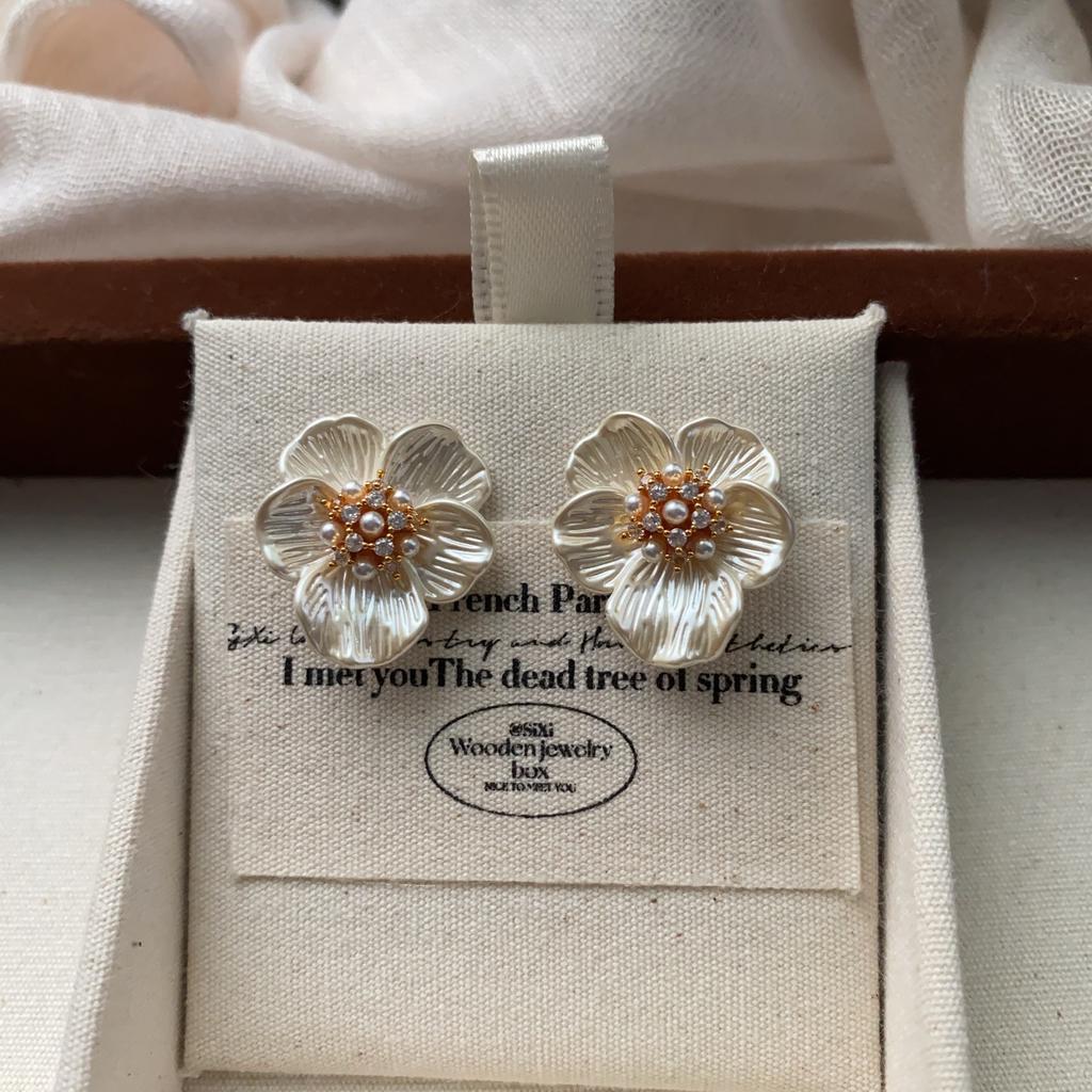Boucles d'oreilles puces Fleurs Beige Tempérament Tendance Extravagant, Boucles d'oreilles Haut de Gamme, Boucles d'oreilles Exquises et Élégantes de Niche, Boucles d'oreilles.