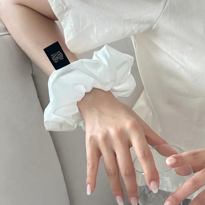 RUSTLE WHITE SCRUNCHIE