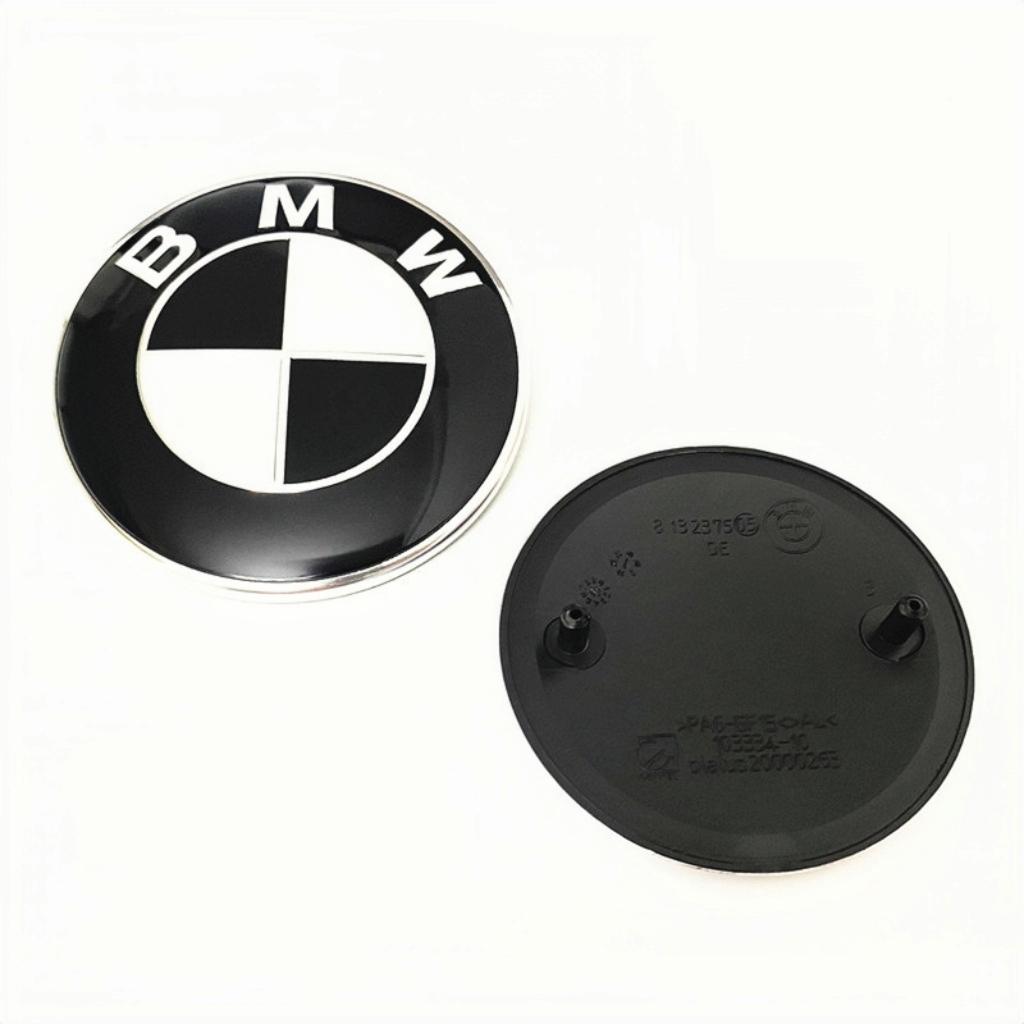 For BMW M X1 X3 74mm 82mm Hood Emblem Car Front Bonnet Logo Trunk Cover Badge For BMW E46 E90 E60 F30 F10 E39 E36 F20 G30 G20 E87 E92 E91 E30 X3 Zdsr2