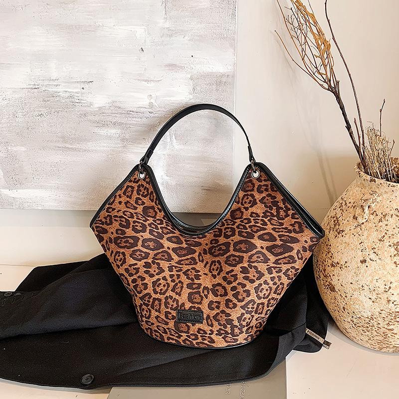 

Внешняя одинарная красивая сумка-тоут большой вместимости с леопардовым принтом, женская новая ретро-сумка нишевой моды, сумка на плечо под мышкой коричневый