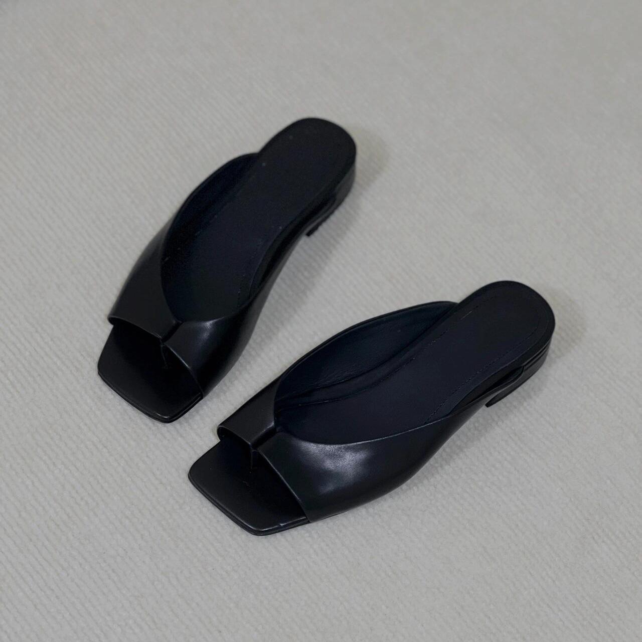 

Leather square-toed one-word slippers women s summer 2025 new hemming low-heeled flat-bottomed casual versatile sandals 40 чёрный