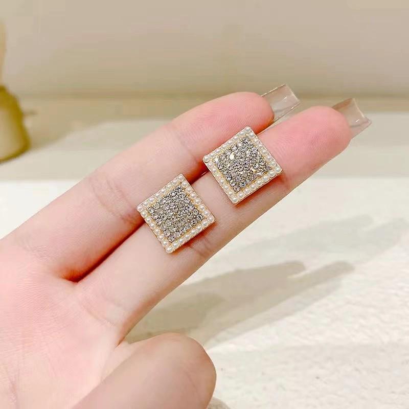 Korean Elegant Pearl Stud Earrings for Women: Versatile, High-Class Style Jewelry