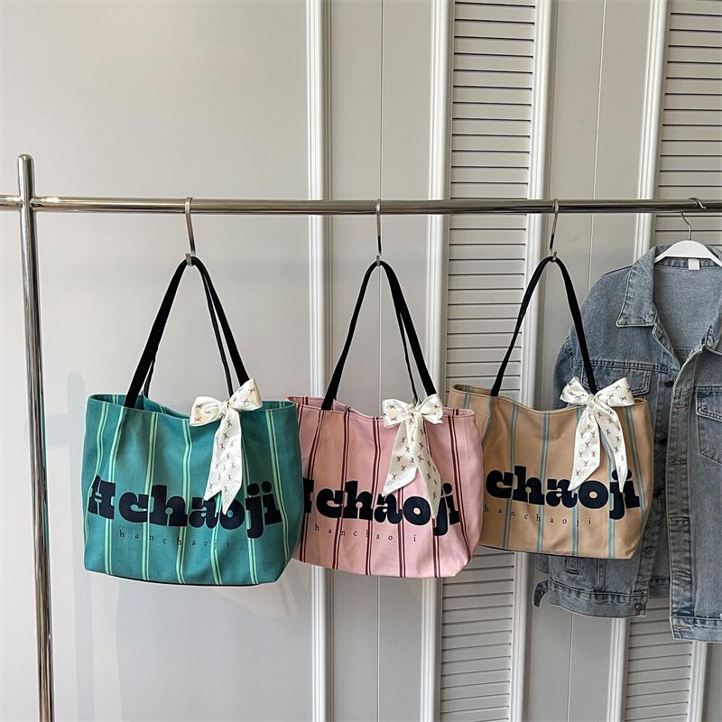 Женская холщовая сумка контрастного цвета в полоску с буквами — фото 5