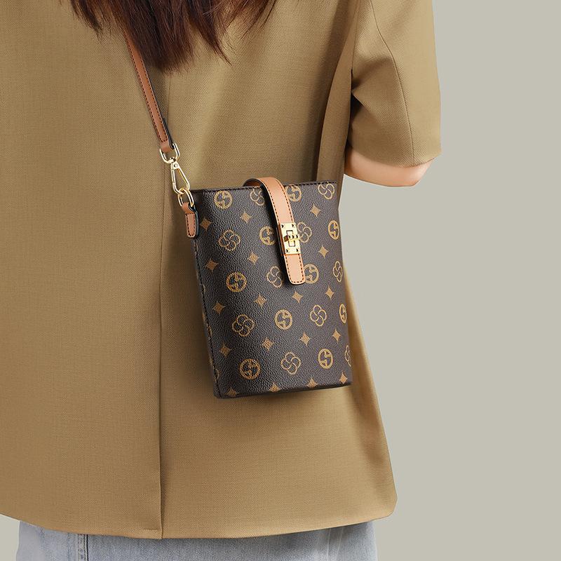 

2025 Autumn and Winter New Bags Women s Presbyopia retro Bucket Bag Mini Small Bag Women s Bag Crossbody Bag Mobile Phone Bag Coffee Color(viney)