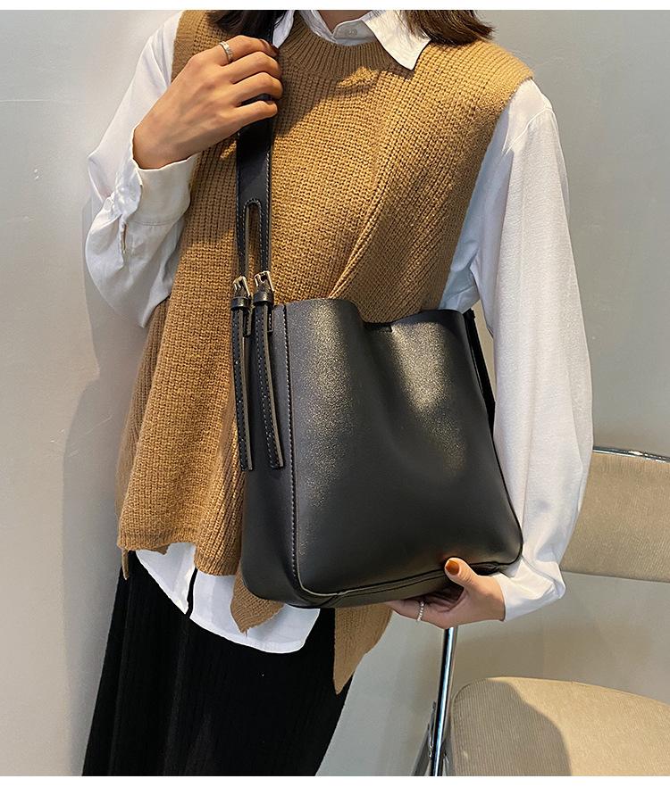 

Большая вместительная сумка для женщин 2024 года, новая модная и универсальная фактурная сумка-мессенджер, модная сумка-ведро на одно плечо для матери и ребенка чёрный