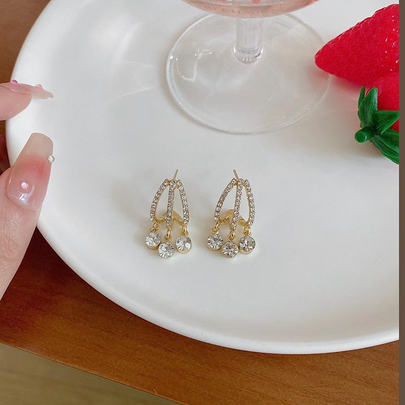 Silver needle geometric flash diamond fringed earrings women's niche design high-end stud earrings simple versatile ear jewelry