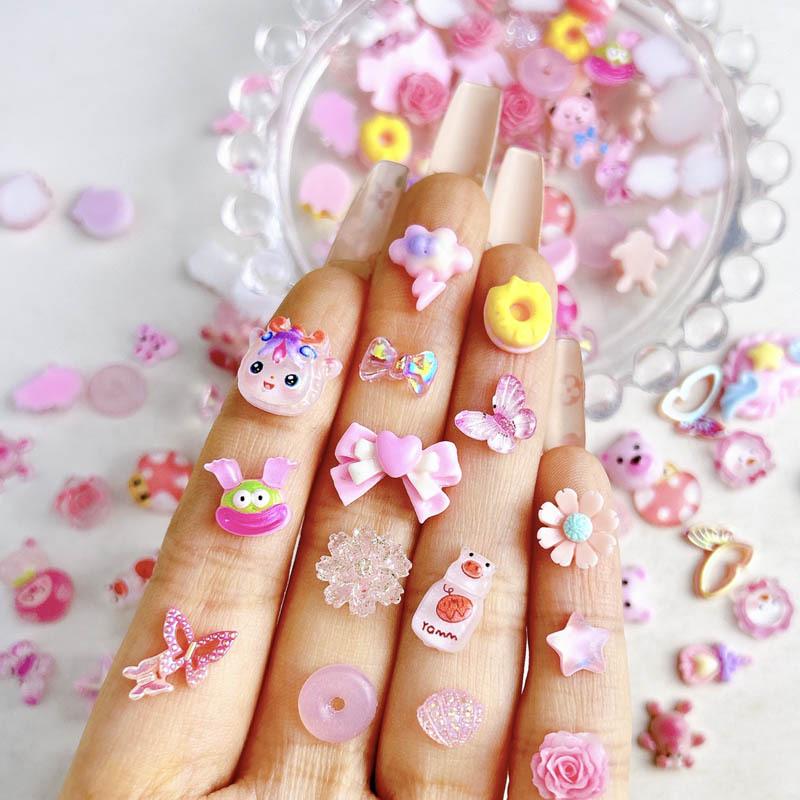 30 kusů růžových kreslených ozdob na nehty: Roztomilá žába, Mašle, Srdce, Květina, Poupě, Medvědí doplňky