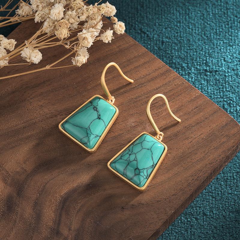 

Богемские серьги-подвески с бирюзой. Изысканный крючок из драгоценных камней, покрытие из 18-каратного золота.