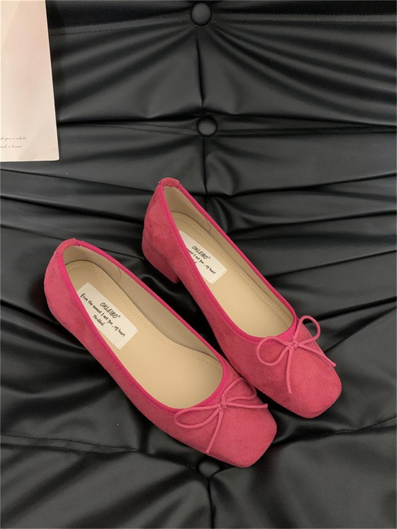 

Suede grandma shoes women s 2024 spring and autumn new light mouth square head bow versatile low heel single shoes 35 розы красного