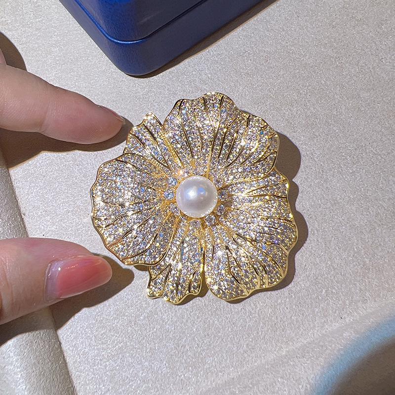 

Роскошная брошь в виде листа лотоса с золотым покрытием, украшенная жемчугом и цирконами