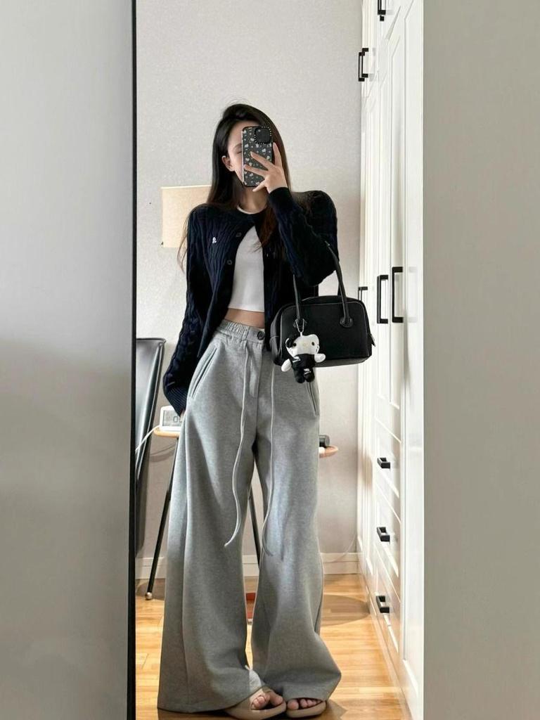 Trendy High-Waisted Gray Wide-Leg Sweatpants for Women – Loose, Slimming, Straight-Leg Design for Autumn and Winter.