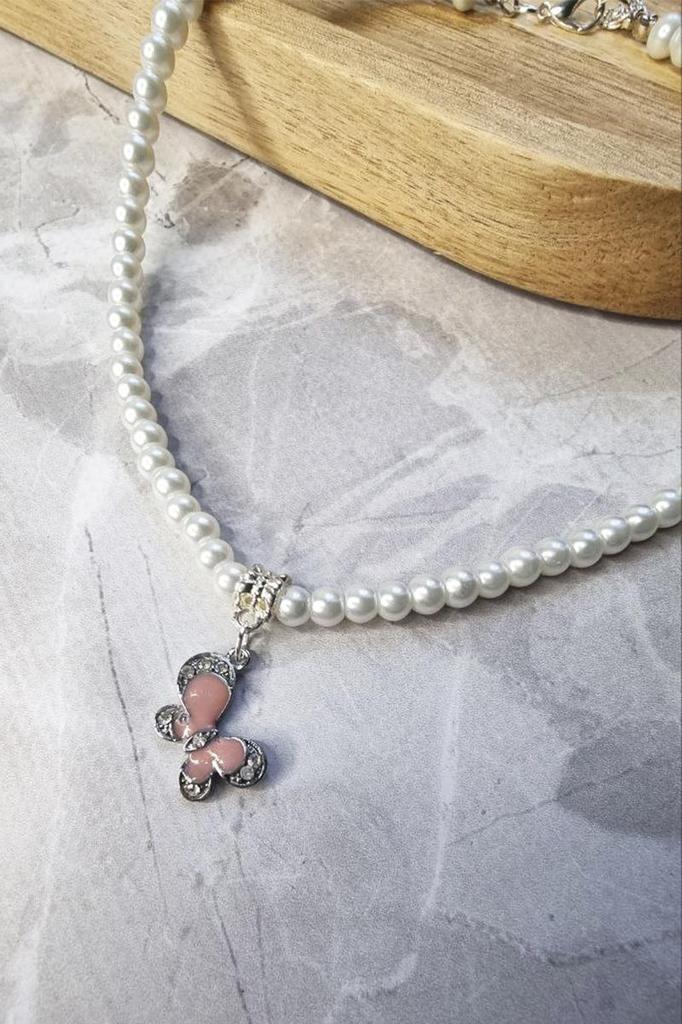 Zarter Perlenchoker mit Emaille-Schmetterlingsanhänger