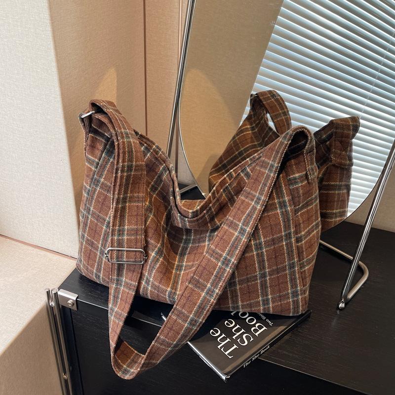 Large-capacity plaid tote bag women's autumn and winter new literary and leisure shoulder messenger bag commuter bag