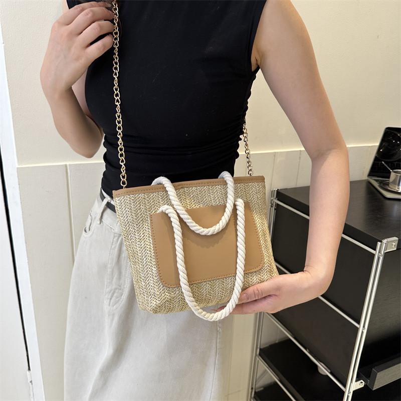 Schicke und stilvolle Damen-Umhängetasche, moderne Tote mit trendigem Kettenriemen