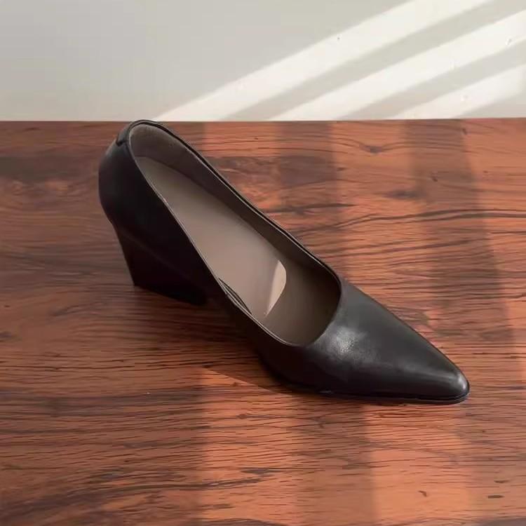 2025 Sheepskin Version~ Retro Thick Heel Pointed Temperament Black Medieval High Heels One Pedal Light Mouth Commuting Shoes