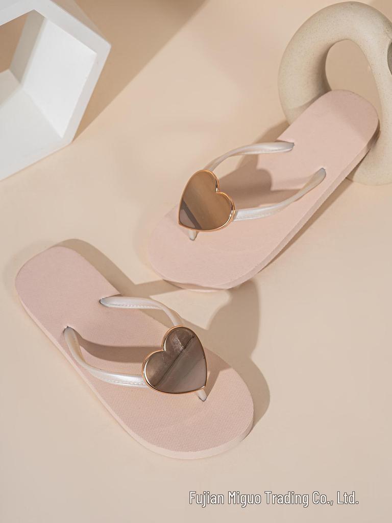 Fashionable and versatile, these women's flip-flops are perfect for the beach, popular among influencers, and feature a stylish, attractive design.