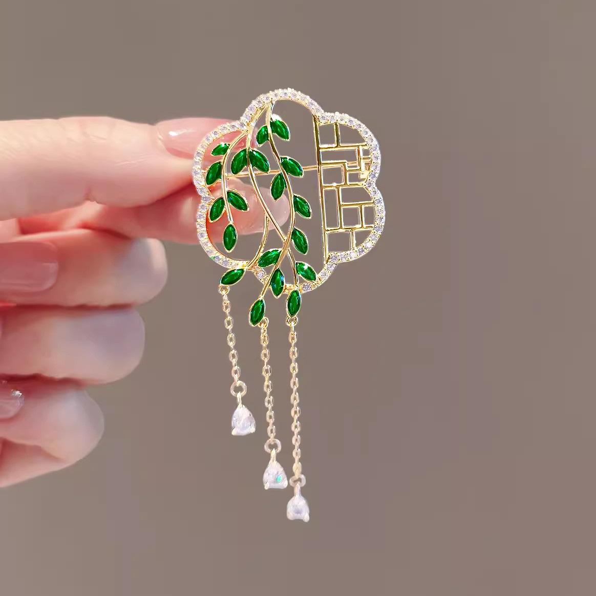 

Элегантная брошь в виде листьев ивы в китайском стиле с весенним бризом, стильная брошь в виде воротника костюма с бахромой в виде чеонгсама