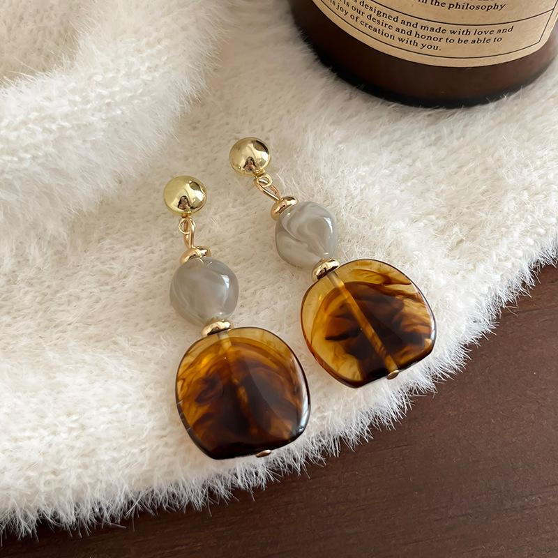 Maillard Coffee Color Amber Earrings Women's Autumn and Winter High-end Commuter Style Earrings Light Luxury Niche Design Earrings