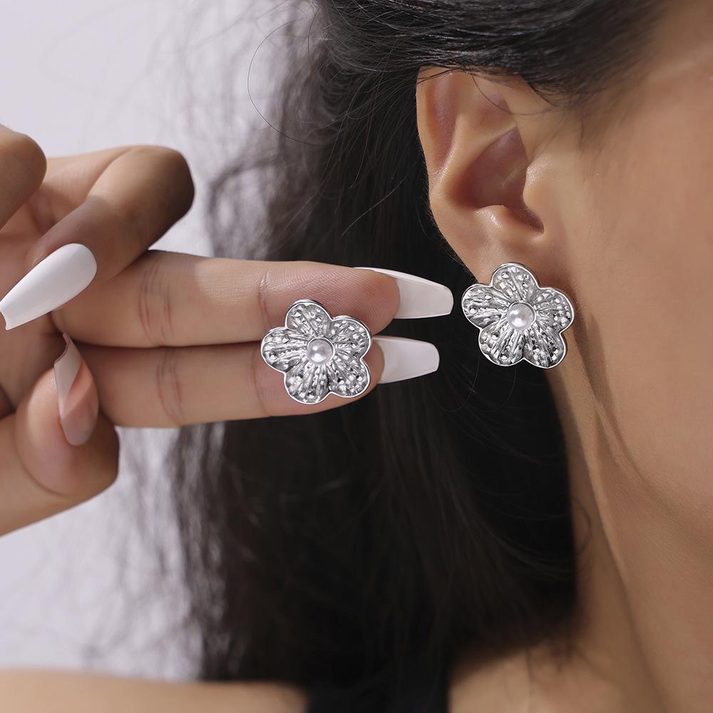 French Niche Retro Inlaid Shell Bead Flower 18k Gold Titanium Steel Earrings