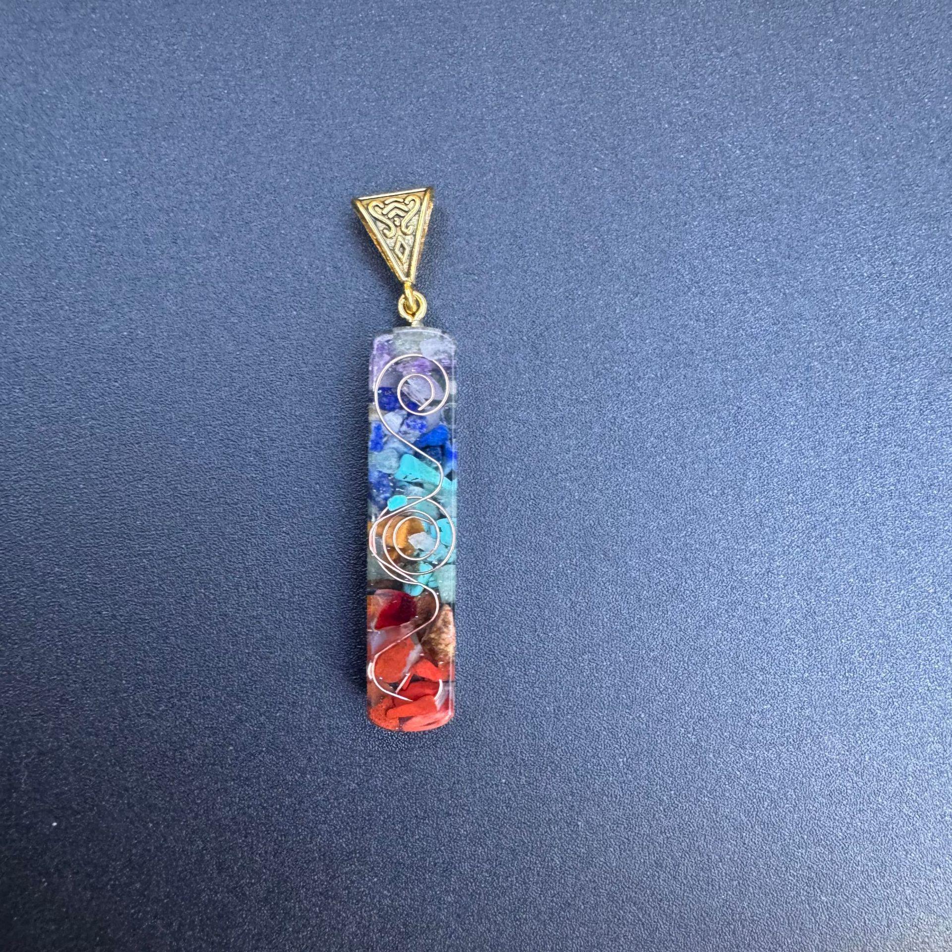 Семицветный натуральный камень, гравий, кулон-ожерелье в смоле