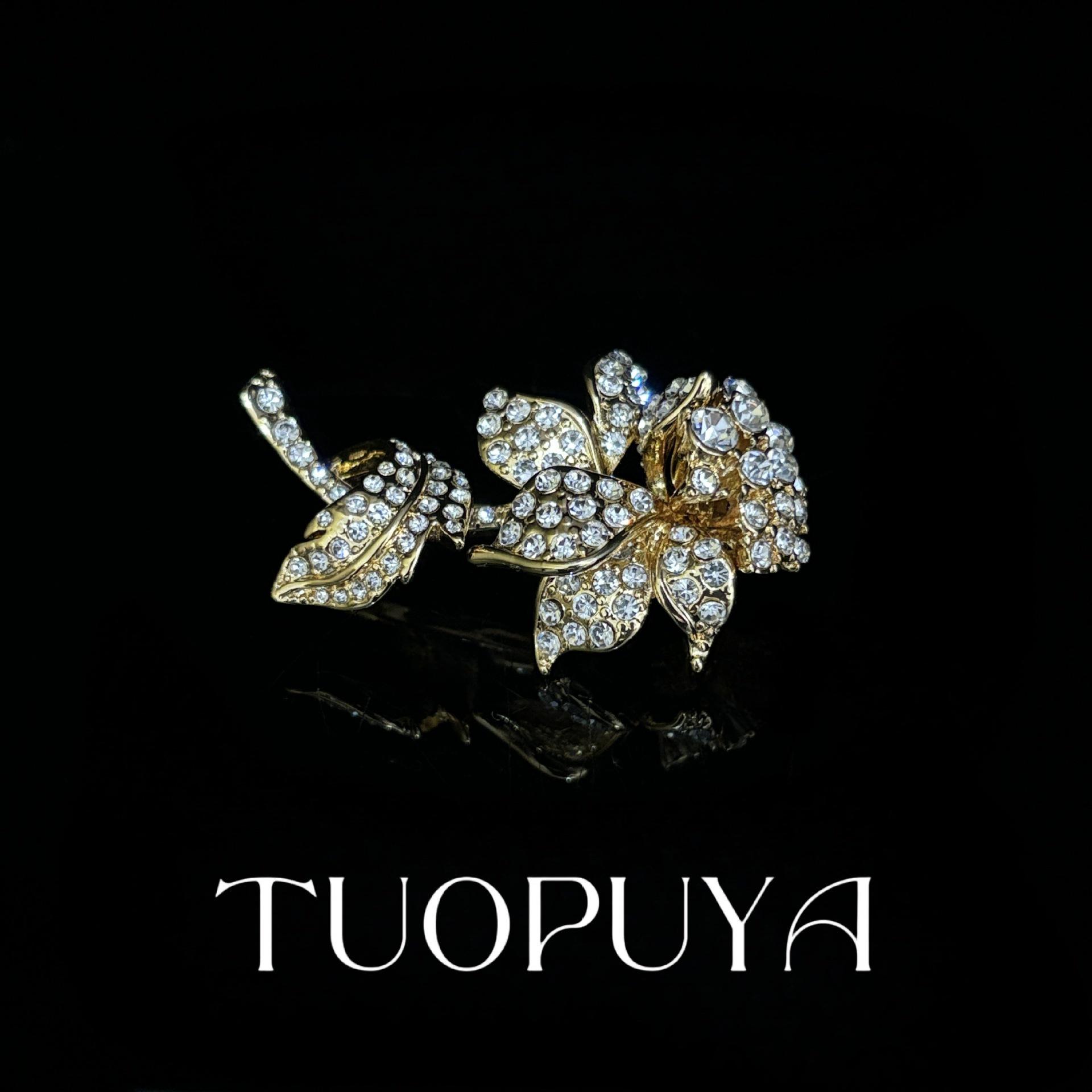 Exquisite Gold Base Rhinestone Flower Brooch: Elegant Retro Style Accessory