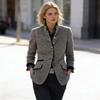 Hellbrauner Tweed Kurzblazer mit marineblauem Besatz, asymmetrischer Verschluss mit Knopfleiste