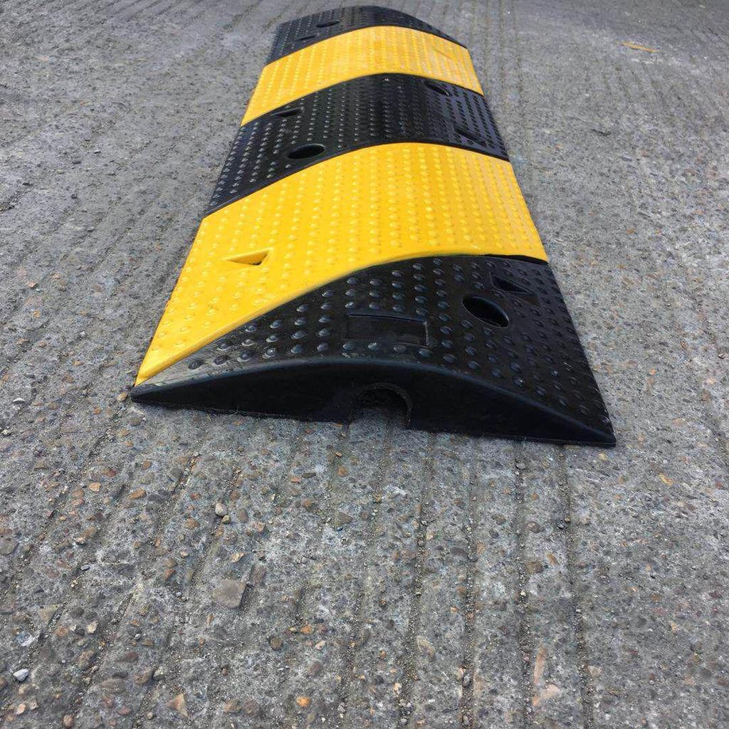 Rubber Speed Bump Curb Ramp Mat for Road, Parking, and Doorway Use