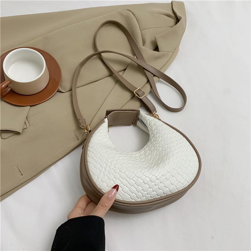 This year's popular fashion temperament handbag 2025 new versatile ins Korean version messenger bag dumpling bag texture women