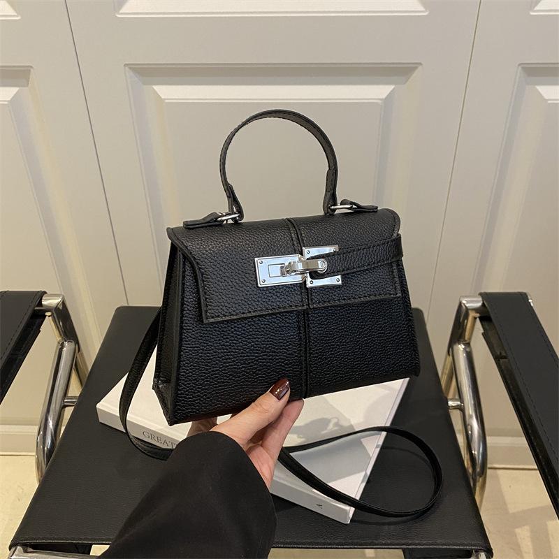 Niche design shoulder bag women's 2025 new simple handbag premium texture messenger bag