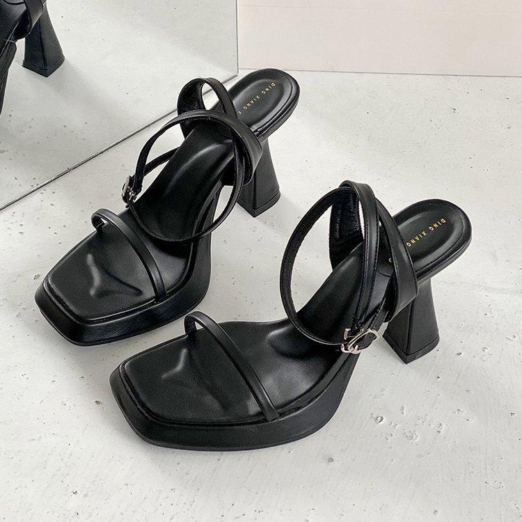 

2025 весна и лето толстый каблук с высоким каблуком дизайн ниша розовый сексуальный водонепроницаемый стол квадратный носок сандалии женские 35