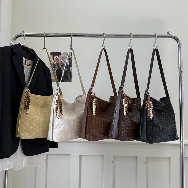 Large-capacity cross-body braided bucket bag for women 2025 pre-autumn new high-end commuter underarm bag tote bag