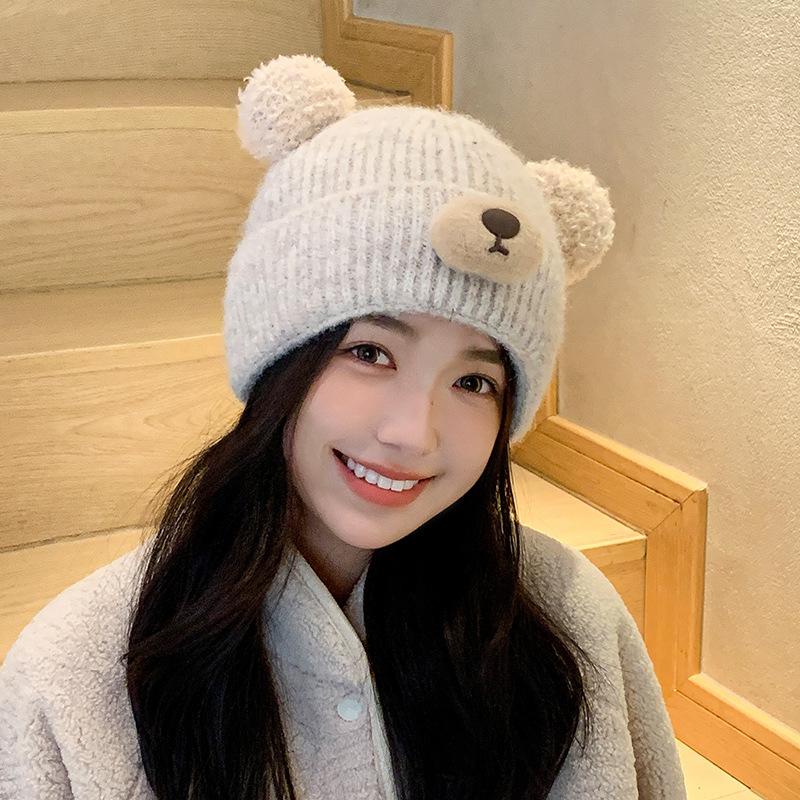 

Мила в язана вовняна шапка з ведмедиком, дитячий осінньо-зимовий потовщений теплий головний убір для захисту вух, великий обхват голови, холодна шапка для маленького обличчя average size (54-60cm)