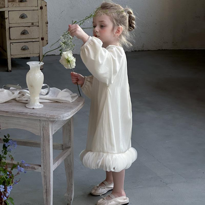 Dziewczęca sukienka księżniczki z długim rękawem w stylu francuskim z wzorem płatków na wiosnę 2025 r.