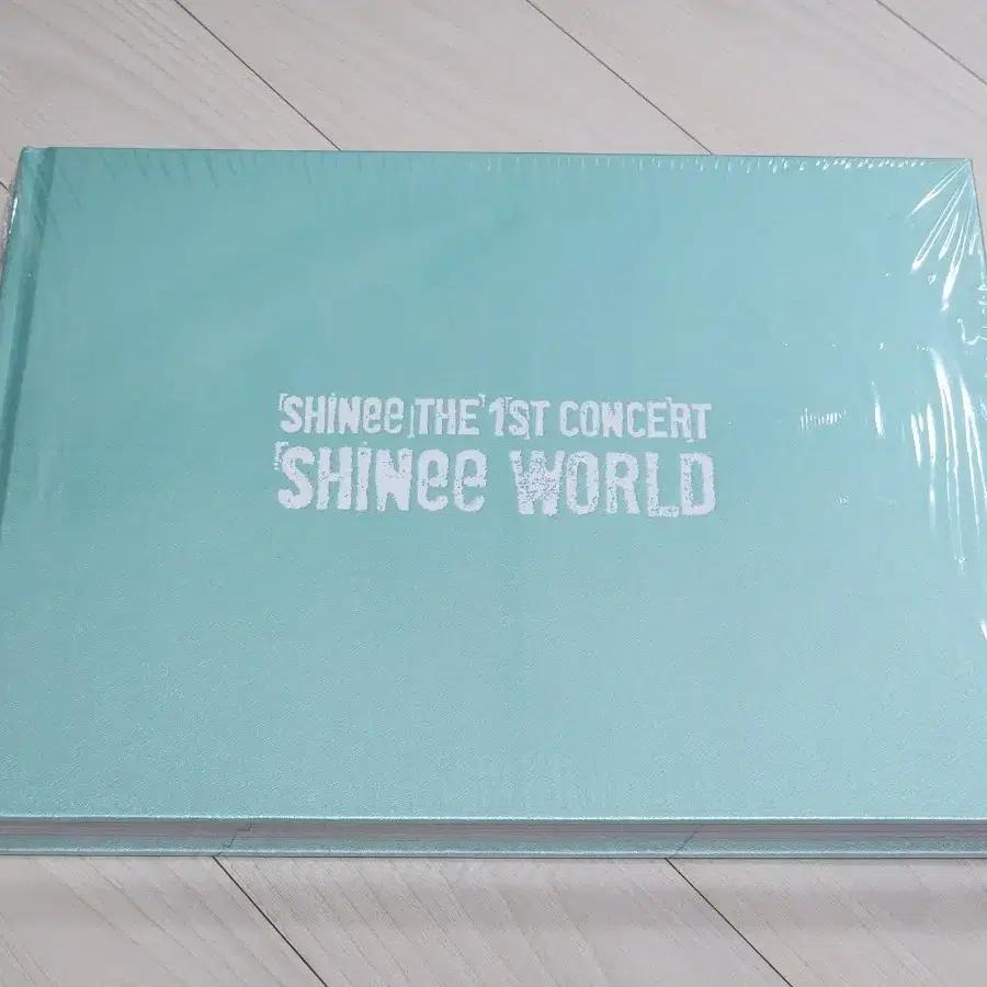 SHINee World Concert Photobook 'SHINee World'