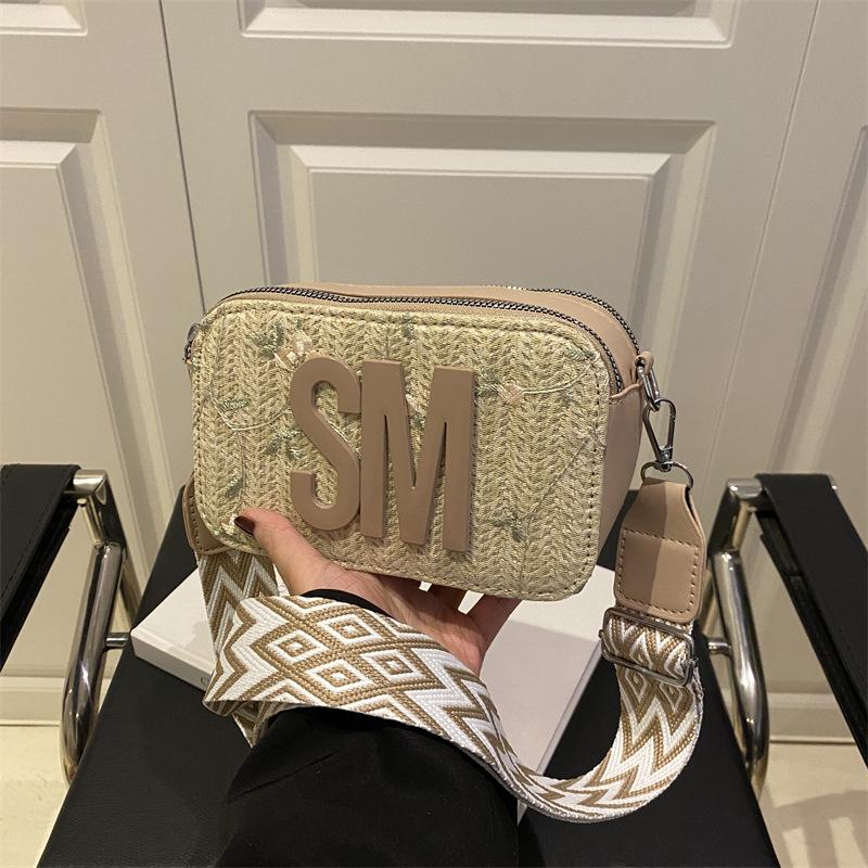 

Wide shoulder straps retro foreign style new letter printing small square bag women s versatile fashion texture premium messenger bag хаки