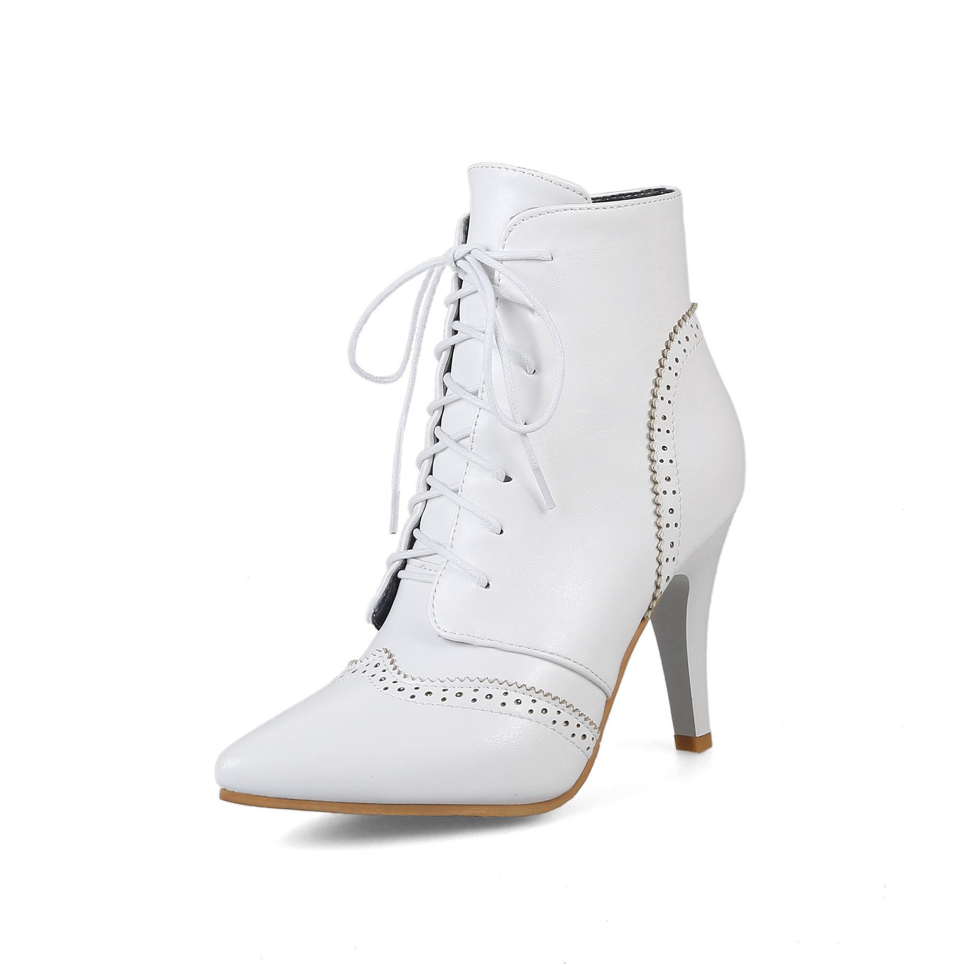 

Осенне-зимние туфли в стиле ретро, короткие ботильоны на высоком каблуке с острым носком, с перфорацией. Женская обувь 40 белый