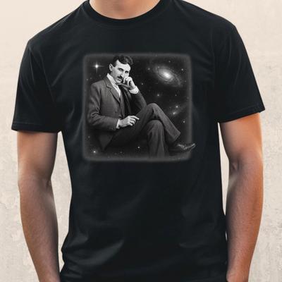 T-Shirt Nikola Tesla nello spazio – Mente geniale incontra Sci-Fi, Maglietta divertente RegaloVerrà aperto in una nuova finestra o scheda
