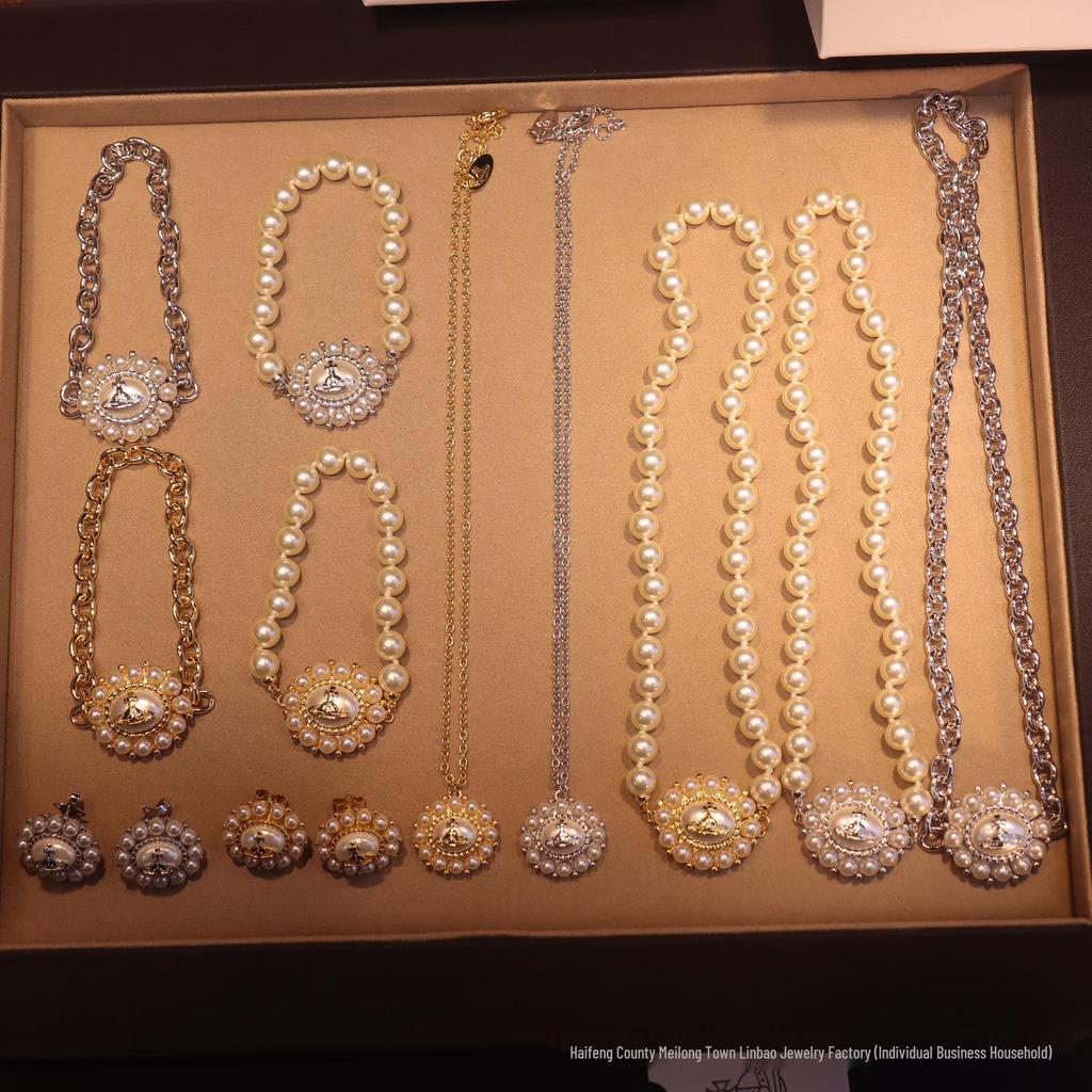 Vivienne Westwood Diamant Halskette & Ohrstecker Set – Modisches Pavé-Design