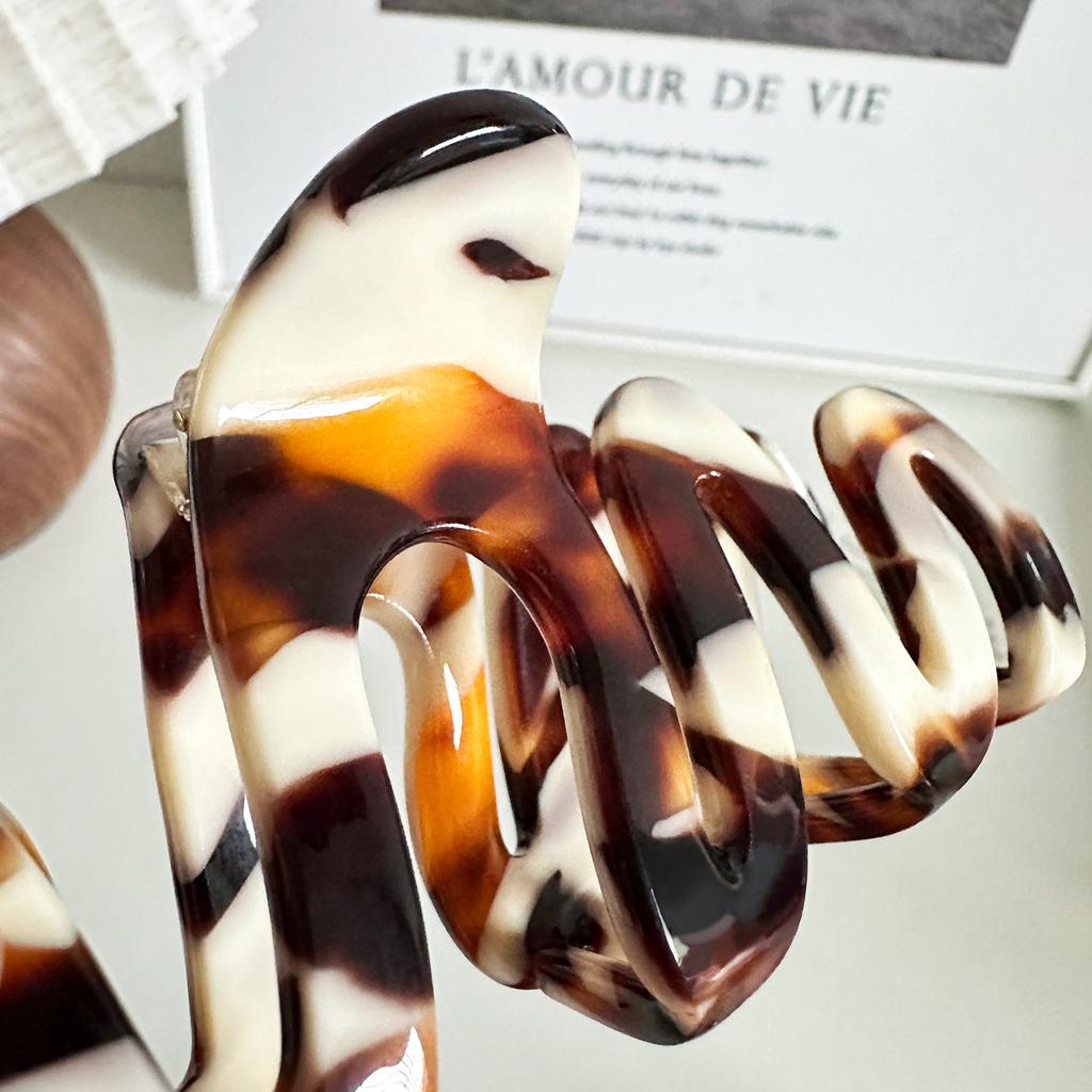 Chic 4mm Acetate Hair Claw For Elegant Hair Styling With A Trendy Fall 2024 Aesthetic