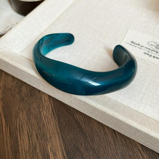 Акриловый овальный открытый браслет-манжета с неровным дизайном - Элегантное и универсальное украшение для руки.