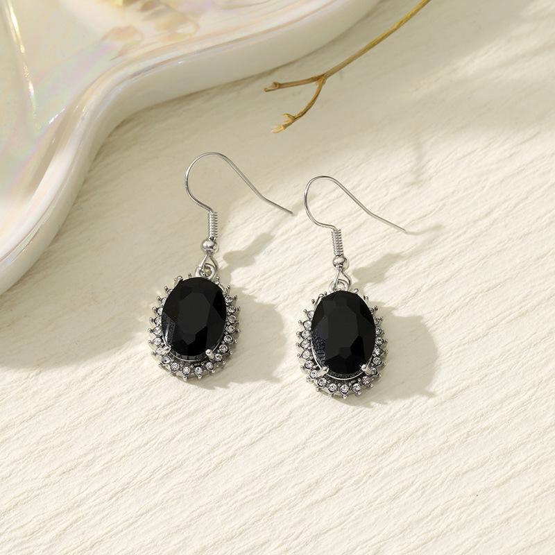 Source Premium Earrings Versatile Diamond-encrusted Women's Earrings Source Factory