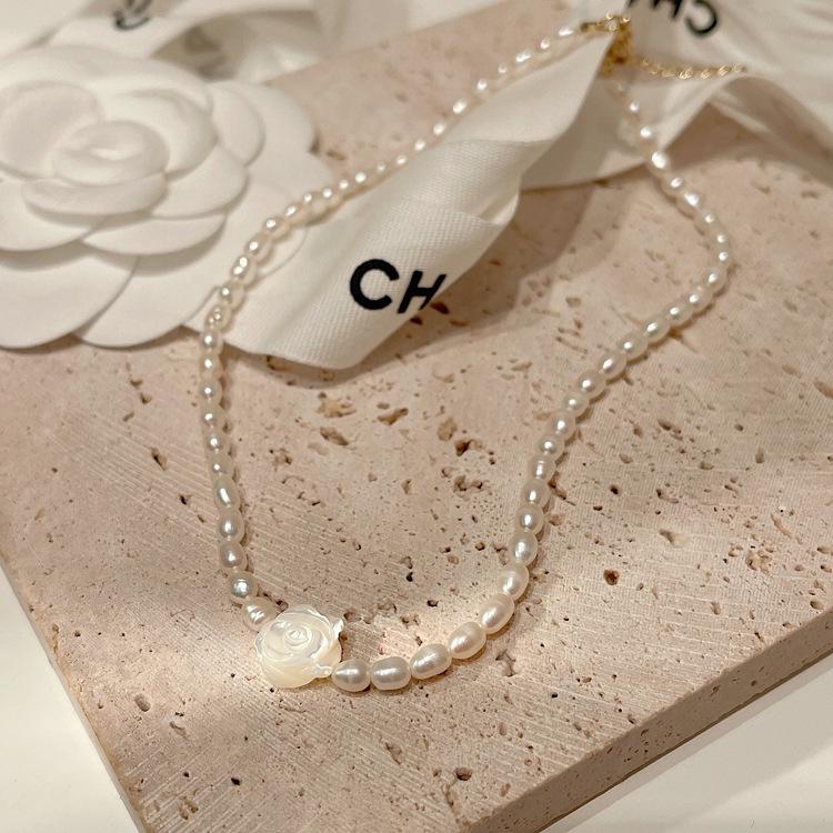 

Корейское ожерелье из камелии и речного жемчуга для женщин