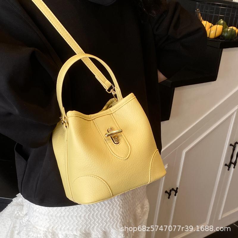 2025 new one-shoulder crossbody women's bag, versatile large-capacity casual foreign style hand-held commuter bag, bucket bag, tote bag