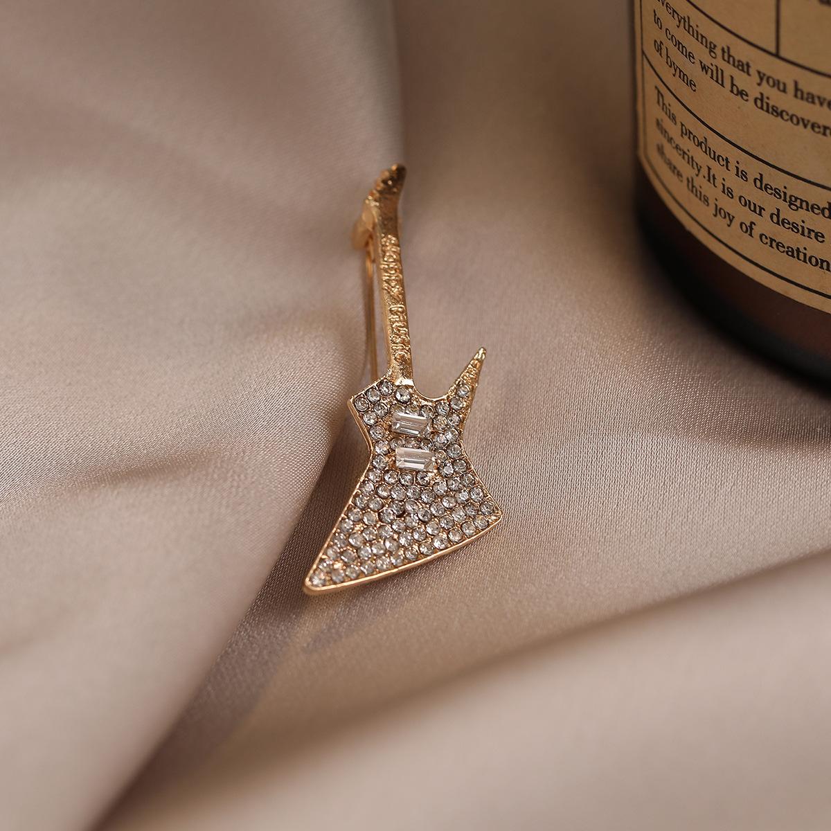 

Брошь «Гитара» с антибликовым покрытием, Высококлассная, Легкая роскошь, Высококлассное женское пальто, Персонализированная брошь и Нишевые значки