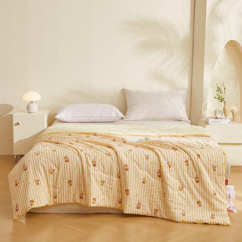CALVERT KRIS Strawberry Bobo Summer Quilt