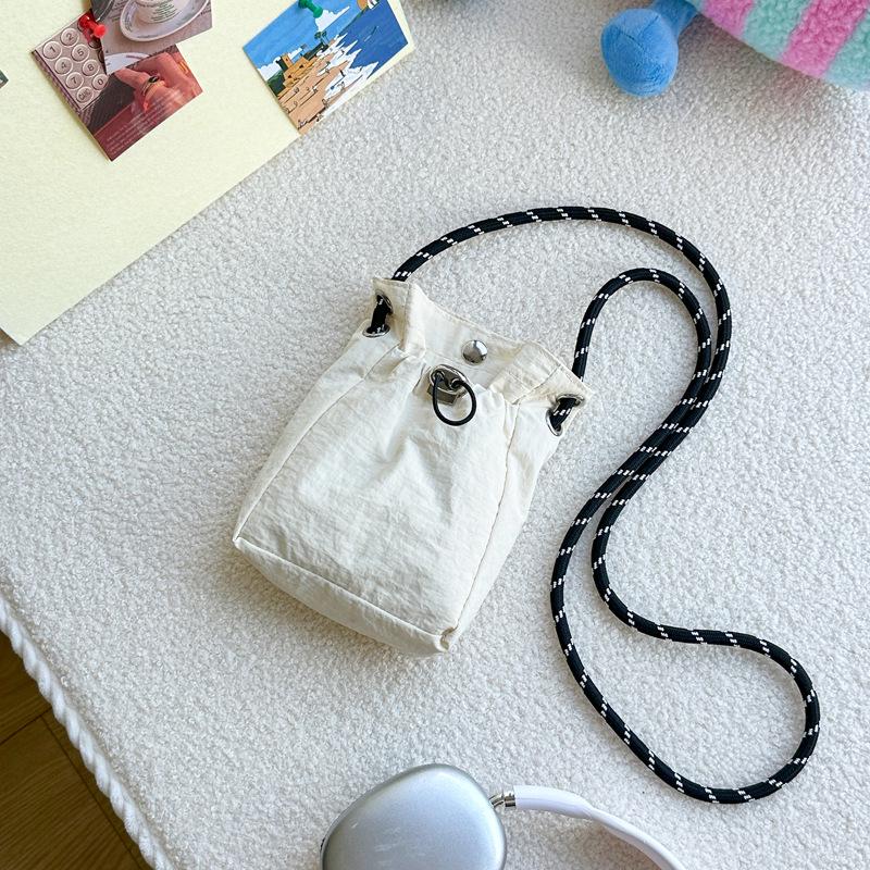 Lightweight Women's Nylon Crossbody Bag: Minimalist Japanese & Korean Style Coin Purse, Casual & Versatile.