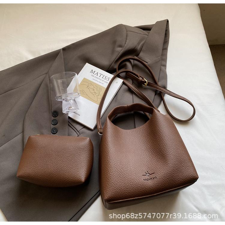 Large Capacity Simple Bucket Bag Women's Bag 2025 New Trendy Fashion Shoulder Messenger Bag Soft Leather Retro Armpit Bag