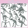 Detailliertes graues PVC-Dinosaurierskelett-Set mit Triceratops und anderen Fossilien